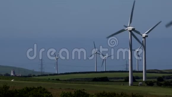 4K风力涡轮机蓝天夏季电力线路背景英国视频的预览图