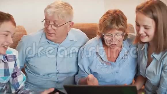 老年人在笔记本电脑里学习工作视频的预览图