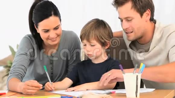 父母和儿子一起画画视频的预览图