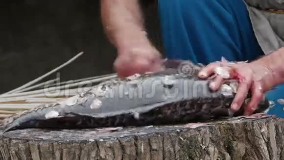 渔民清洗和切割新鲜鱼视频的预览图