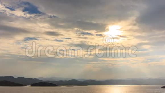 晚上多云阳光充足的海洋湖坝时间流逝视频的预览图