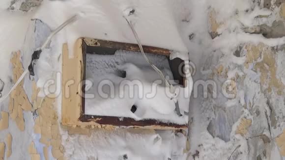 位于俄罗斯北部楚科特卡市煤矿废弃房屋中的房间视频的预览图