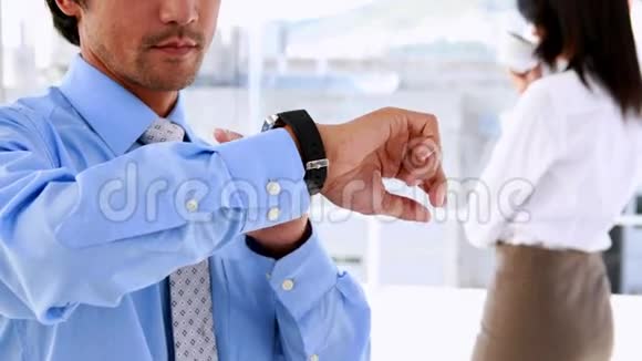 商人用他的智能手表微笑视频的预览图