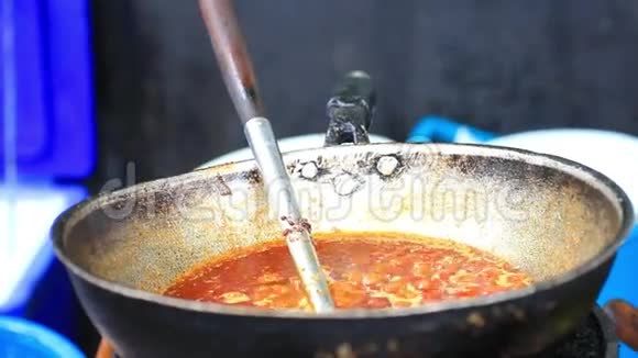 把番茄切碎放锅里准备番茄酱视频的预览图
