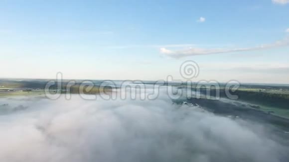 飞在陆地上的雾视频的预览图