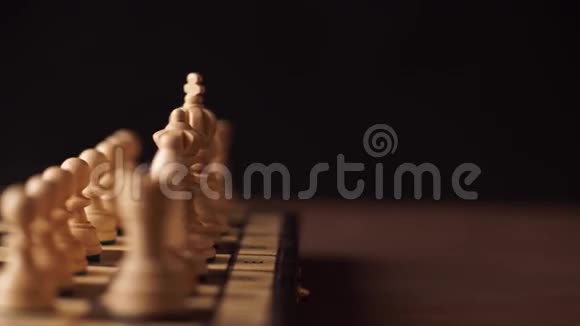 人玩木棋子视频的预览图