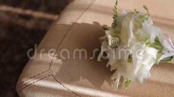 婚礼花束放在椅子上视频的预览图