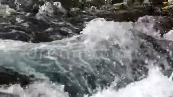 一条河流过岩石视频的预览图