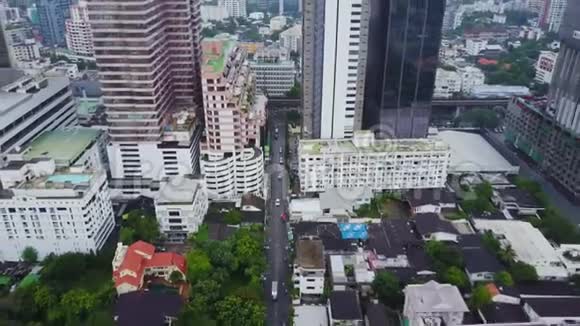 在一个拥有现代化摩天大楼和企业的中国城市中令人惊叹的景观空中一个发达的香港视频的预览图