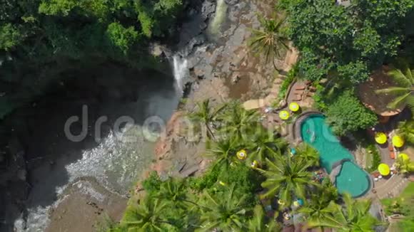 在巴厘岛乌布岛拍摄的泰根甘瀑布的空中拍摄视频的预览图