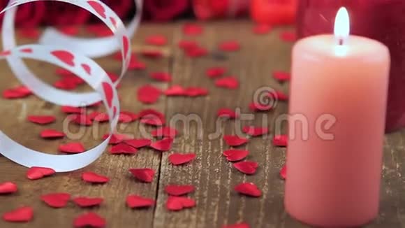 木制背景的红玫瑰和礼品盒视频的预览图