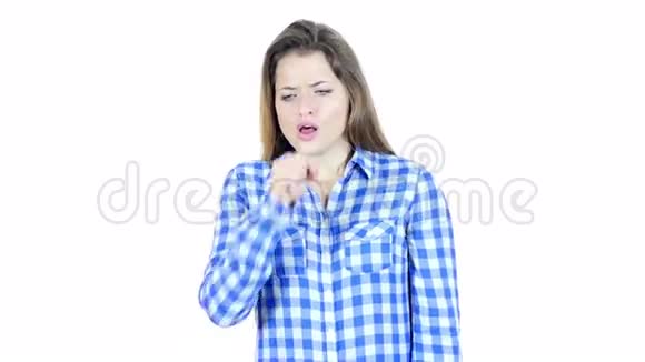 咳嗽病妇咳嗽白背景年轻视频的预览图