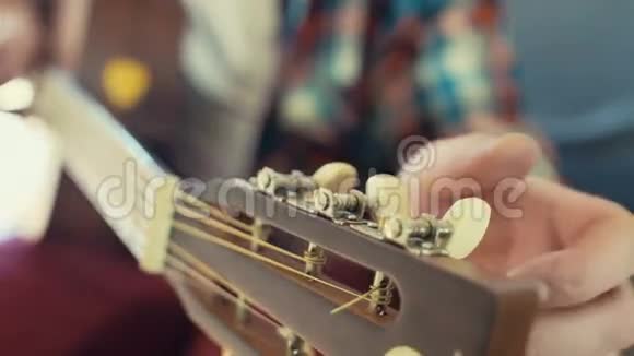 男性手调音响吉他特写慢动作视频的预览图