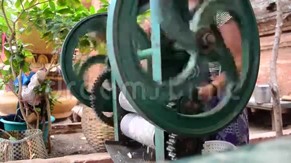 甘蔗榨汁机手动机视频的预览图