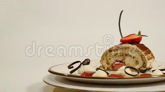 木制桌子上草莓芝士蛋糕的俯视图一块巧克力蛋糕上面有草莓装饰一块视频的预览图