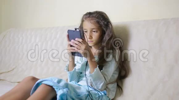 带着手机的女孩浏览网络视频的预览图