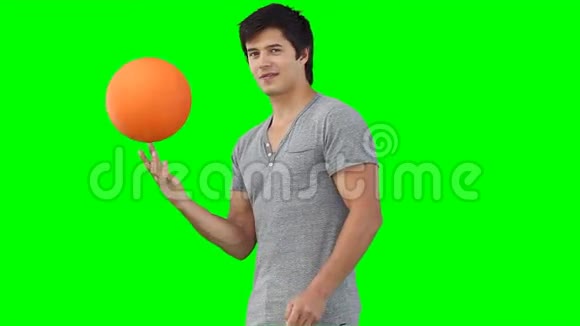 一个人在手上打篮球视频的预览图