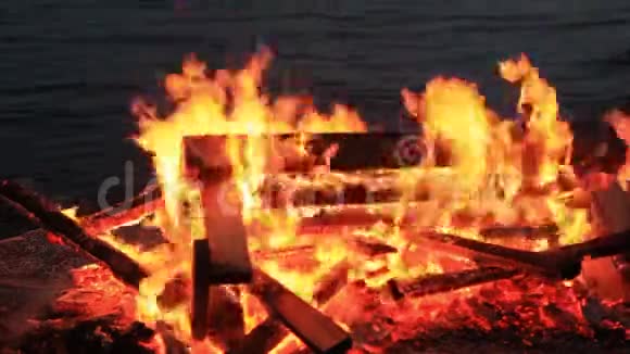 声音一张燃烧的野餐长凳舞动的火焰视频的预览图