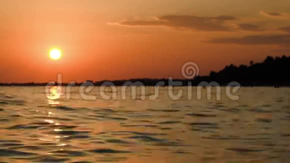 美丽的日落笼罩着波浪状的大海视频的预览图
