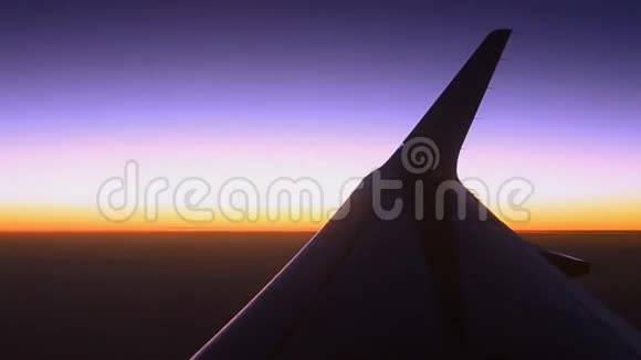 飞机和黄昏天空的剪影翼视频的预览图