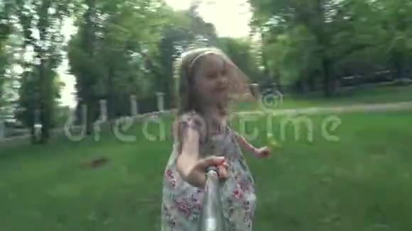 公园里的小女孩视频的预览图
