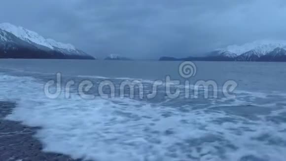 阿拉斯加的海水被潮汐移动视频的预览图
