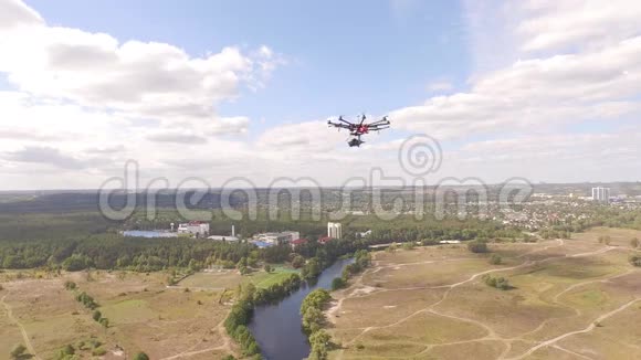 无人机空中视频拍摄飞行在八个螺旋桨上视频的预览图
