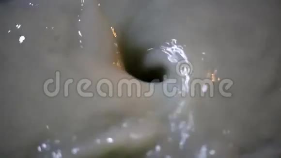 浊水流入下水道视频的预览图