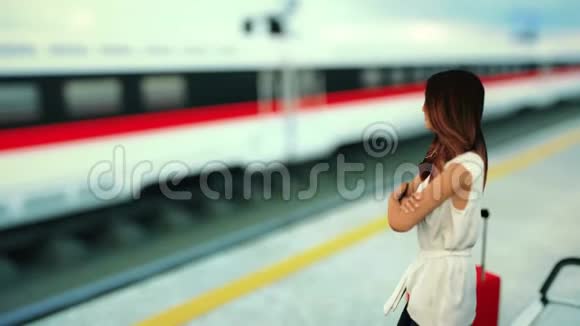 火车站的女人技术在日常生活和旅行中逼真的4K动画视频的预览图