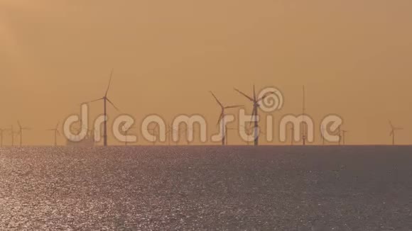 日落时在海上的风电场视频的预览图