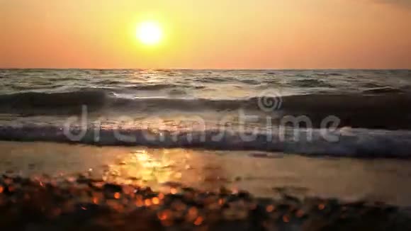 海上橙色神秘日落变化重点视频的预览图