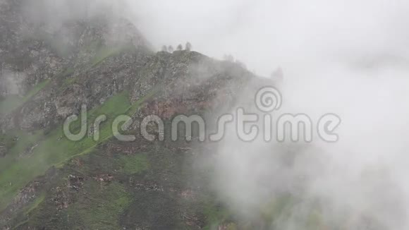 早春浓雾笼罩着中高加索山脉陡峭的山坡视频的预览图