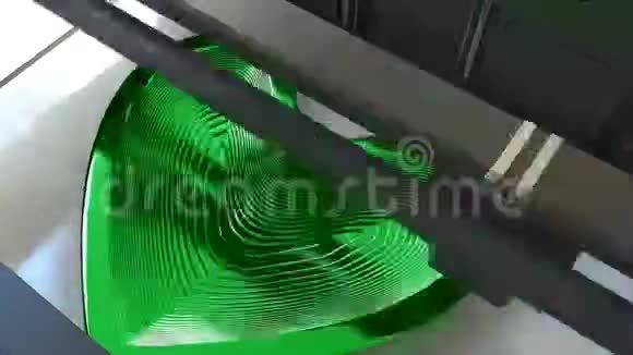 用金属打印3D打印机制作绿色心形视频的预览图