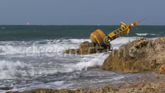 落基海滩岸边的古老的锈色黄色浮标泰国帕塔亚亚洲视频的预览图