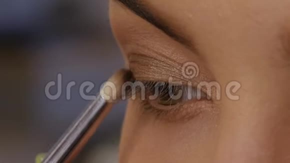 美容院的女人化妆视频的预览图