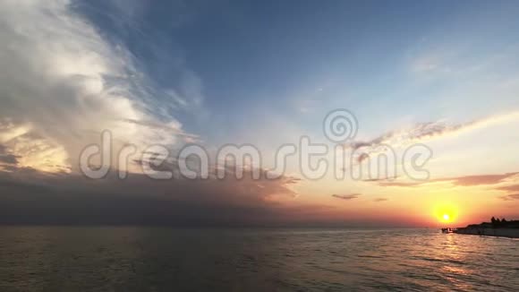 日落的天空在海面上视频的预览图