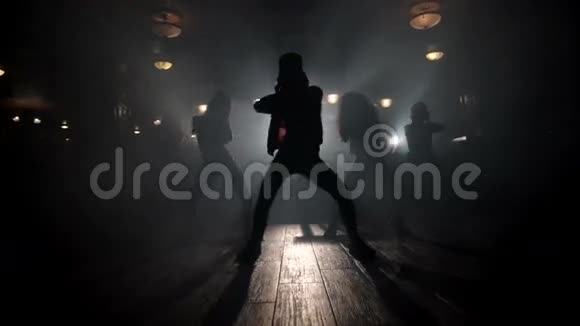 女孩跳舞的剪影视频的预览图