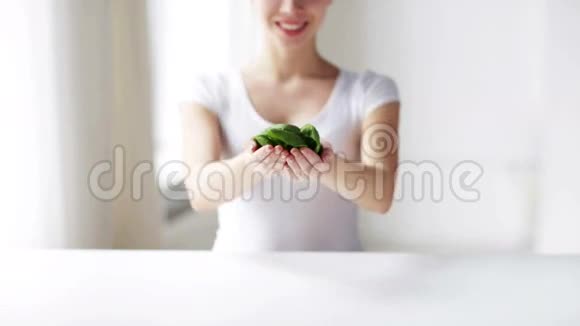 一位年轻女子展示菠菜视频的预览图