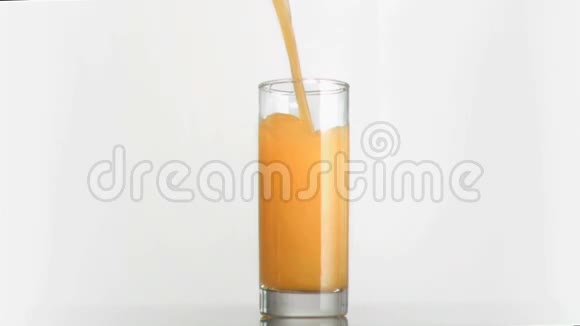 橙汁在超级慢动作中倒入视频的预览图
