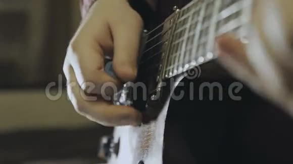 人弹电吉他视频的预览图