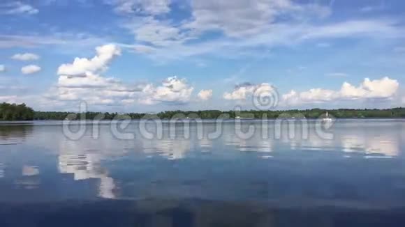 美丽的湖景视频的预览图