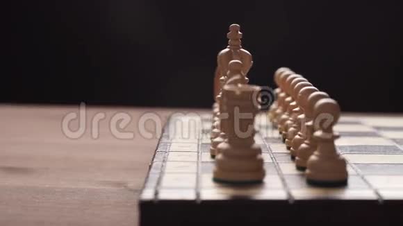 人玩木棋子视频的预览图