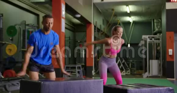 男人和女人在健身房锻炼视频的预览图