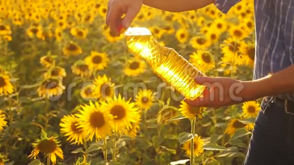 老人特写阳光农夫葵花油概念农业农夫手里拿着一个塑料瓶视频的预览图