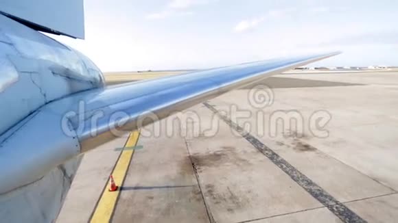 飞机机翼在跑道上的侧射视频的预览图