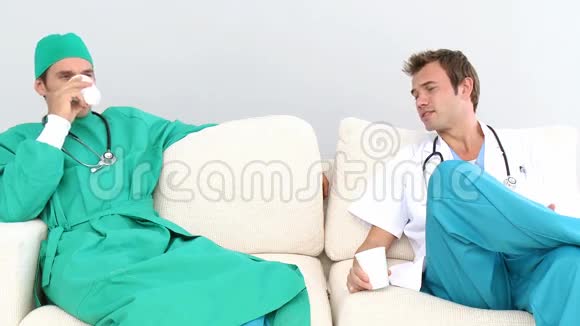 两名男医生在员工房间视频的预览图