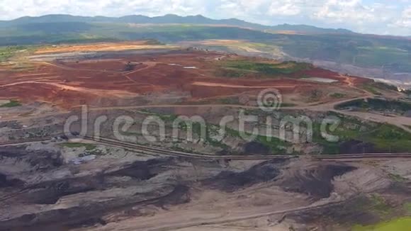 在泰国Lignite煤矿工作的采矿自卸车的鸟瞰图视频的预览图