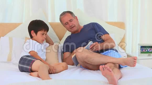 一个孩子和他爷爷在看书视频的预览图