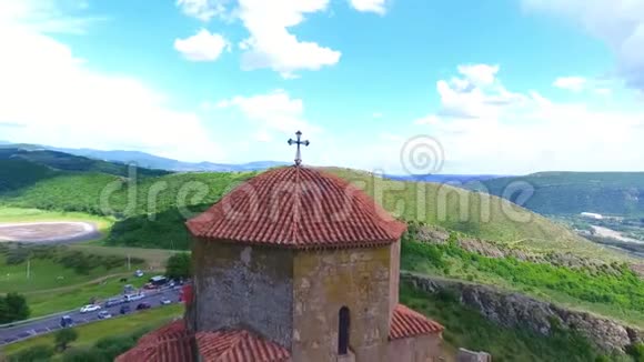 用无人驾驶飞机俯瞰格鲁吉亚姆茨赫塔和斯维蒂茨霍维利大教堂视频的预览图