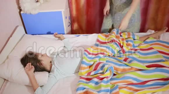 妈妈让女儿上床睡觉婴儿睡眠视频的预览图